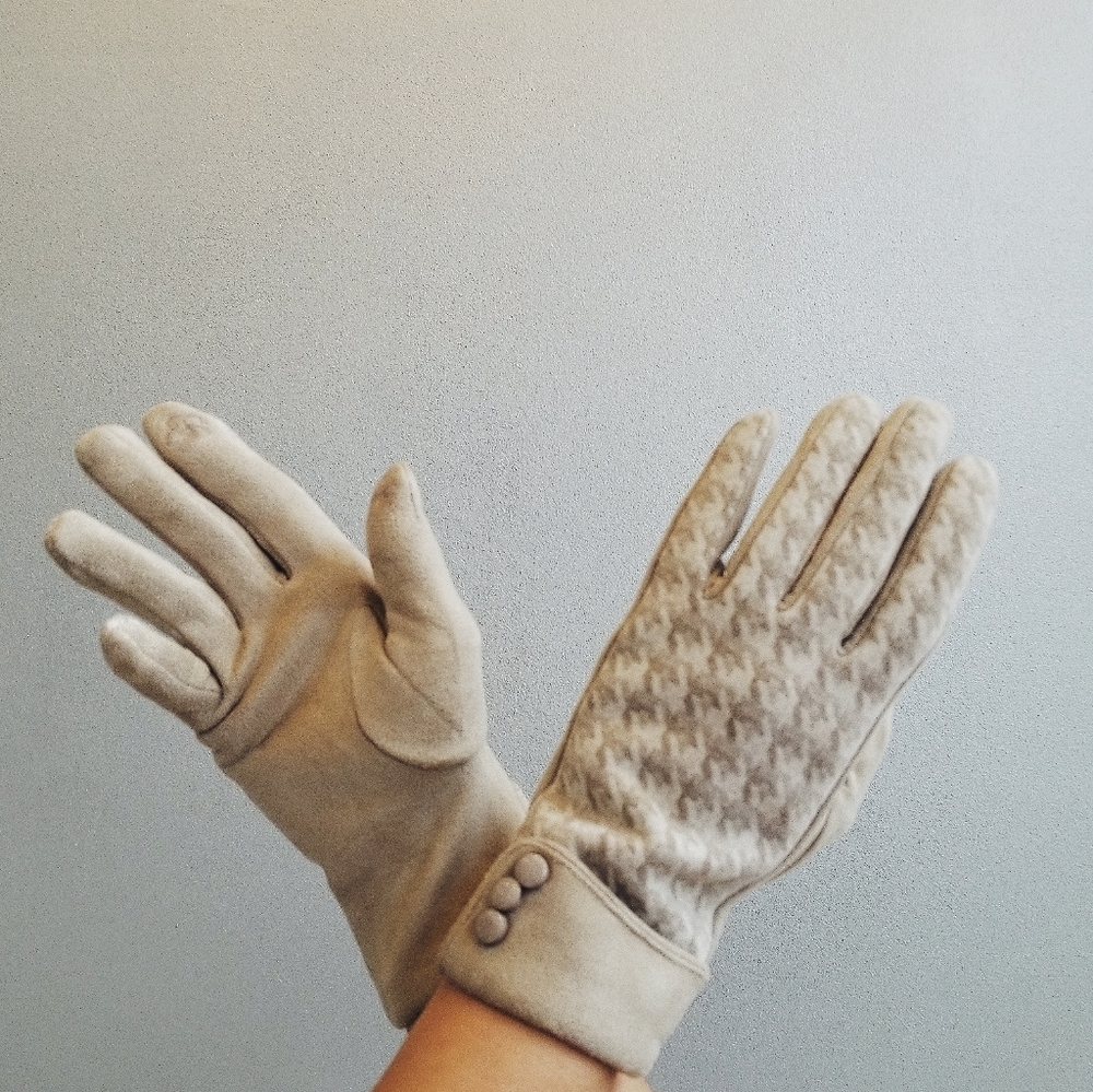 Womens houndstooth print warm smart touch gloves button details - tan - Picture 5 of 9